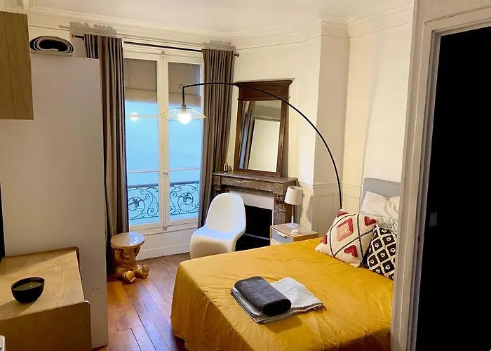 And Cosy Menilmontant Parijs