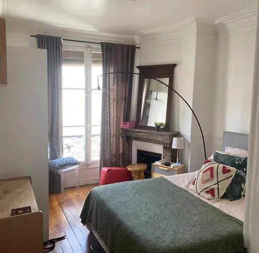 And Cosy Menilmontant Parijs